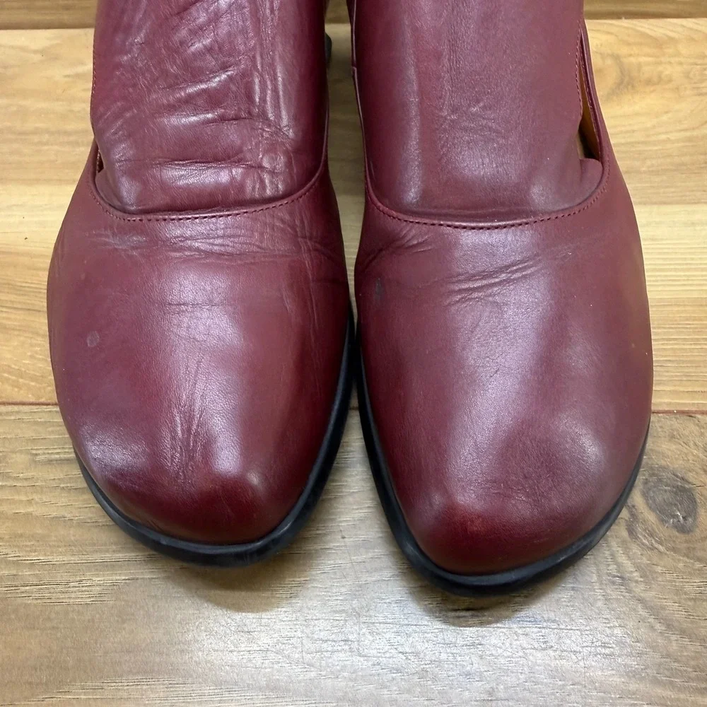 JOHN FLUEVOG Gracias Pump 8.5 Burgundy Deep Red Leather Buckle Mid Heel Wearever
